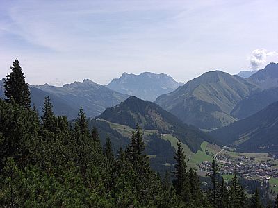 ...gibt immer wieder den Blick zur Zugspitze frei