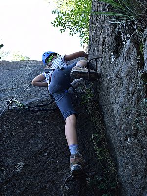Kleine Klettersteiggeher müssen sich ab und zu strecken