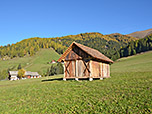 ...und wandern über idyllisches Wiesengelände...