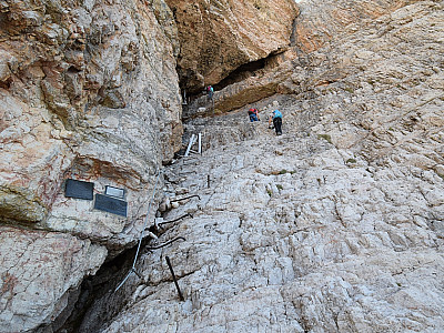 Wenig später stehen wir am Einstieg des Klettersteigs