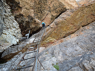 Eine lange Leiter führt uns...