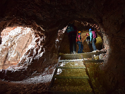 zu dem Tunnel der Ferrata.