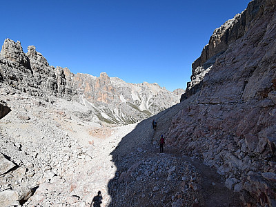 Nach dem Tunnel umrunden wir weiter nach Norden den Berg