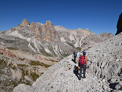 Die Aussicht auf die Südliche Fanesspitze prägt nun das Panorama
