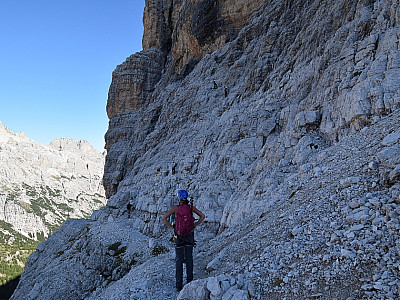 Vor einer Felsnase setzt sich, ..