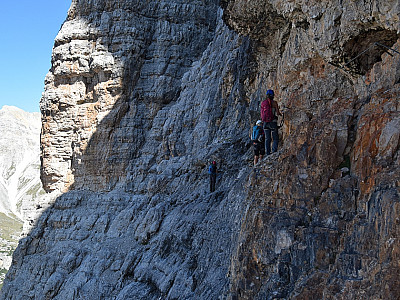 Immer wieder queren wir auf langen Bändern...