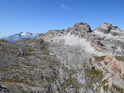 Links die Marmolata hinter dem Lagazuoi in der Mitte und der Fanesgruppe rechts