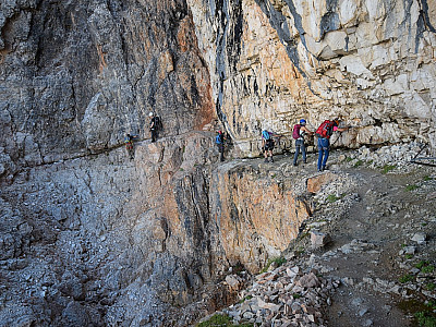 ... zu einem tiefen Einschnitt (B)
