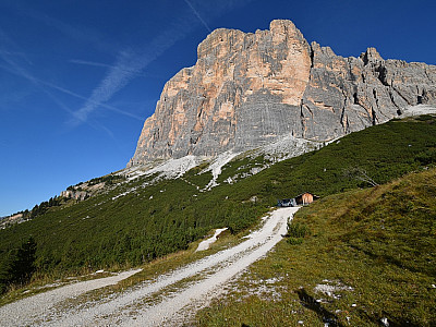 Vorbei an der Materialseilbahn...