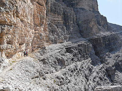 Von hier spazieren wir auf einem Band nach Süden