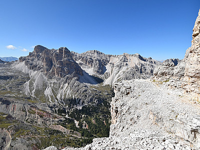 Der Blick zurück zum Tre Dita und auf die dahinter liegende Fanesgruppe