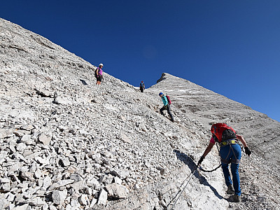 Im schotterigen Gelände geht es nun ...