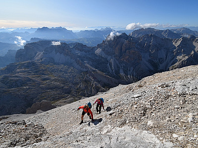 Am Horizont sind die Geisler mit dem Sass Rigais zu sehen