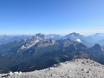 Im Süden links der Monte Pelmo, rechts die Civetta