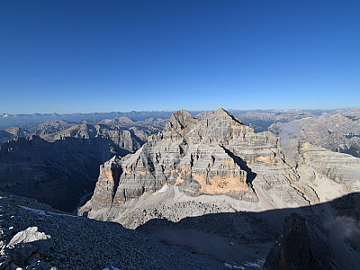 Die sonnenbeschienene Seite der Tofana di Mezzo