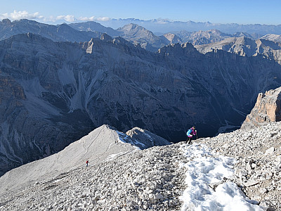 Der Abstieg führt uns zunächst wieder den Grat entlang
