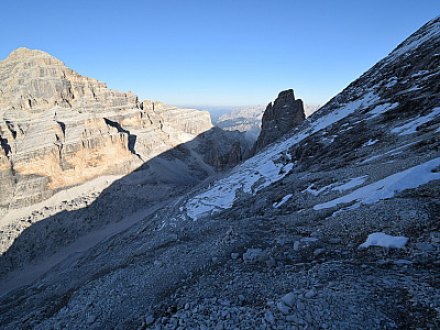 Der Weg führt in die Scharte 