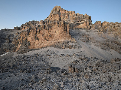 Unterhalb der Tofana di Mezzo liegt die Hütte Camillo Giussani