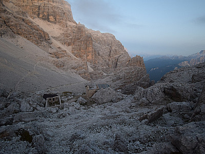 Die Ruinen des Rifugio Cantore auf der anderen Seite der Scharte