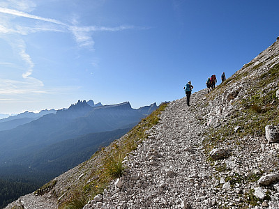 ... wir bleiben immer leicht ansteigend auf dem Hauptweg...