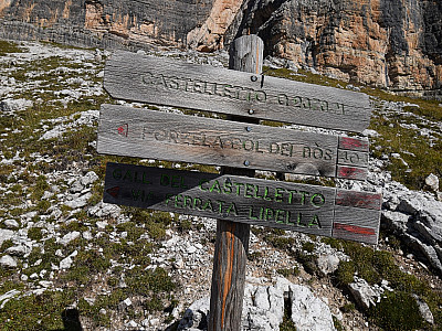 ... und orientieren uns weiter an dem Wegweiser zur Ferrata.
