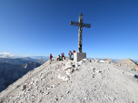 Das mächtige Gipfelkreuz der Tofana di Rozes