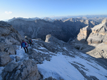 Die Schneefelder im Schatten sind glatt und erfordern Konzentration