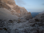 Die Ruinen des Rifugio Cantore auf der anderen Seite der Scharte