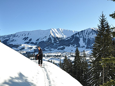 Die Jacken werden verstaut