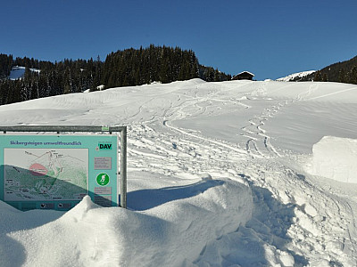 zum Startpunkt der Tour mit DAV Infotafel.
