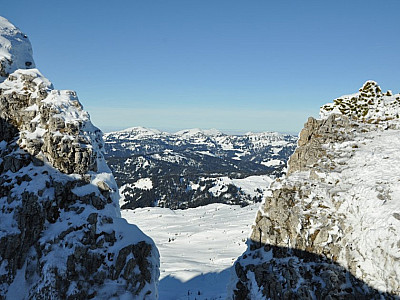 Blick zwischen den Felsen durch nach Norden