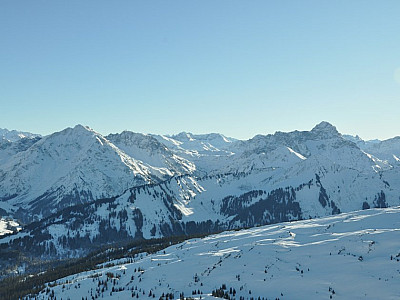 Rechts der Große Widderstein im Süden
