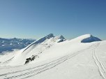 Es geht auf die nach rechts steil abfallenden Wände zu.