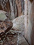 Eine Treppe führt uns durch die Höhle hinunter