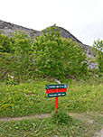 Hier zweigt der Weg ab, der zum Gipfel des Torghatten hinauf führt