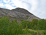 Blick hinauf zum Torghatten