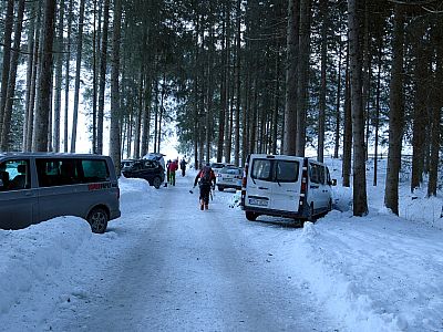 Im Wald befinden sich hinter dem Gasthaus Kühle Rast Parkbuchten