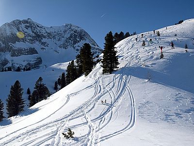 ... wechseln aber wenig später auf die rechte Seite und steigen weiter nach Westen auf