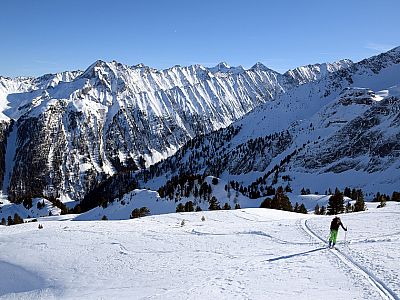 Im Osten die unzähligen Rinnen, die sich zur Schwarzach und zum Wimmersbach hinunter ziehen