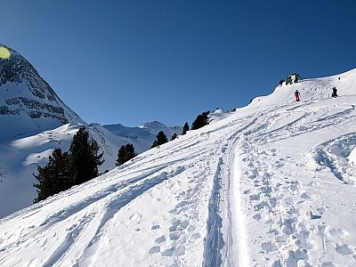Über ideal geneigte Hänge steigen wir weiter nach Westen auf