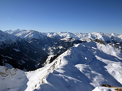 Rechts im Bild die felsigen Wände des nahen Hochfeld