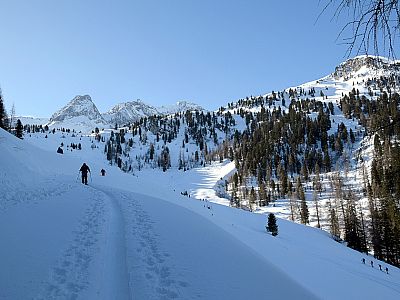 In der Bildmitte, etwas rechts, spitzt bereits der mächtige Brandberger Kolm hervor