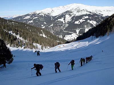 Hinter uns liegen die Südhänge des Kreuzjochs in der Sonne