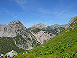 Rechts von der Steinkarspitze zeigen sich die Soiernspitze und die Krapfenkarspitze