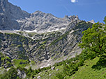 ...auf die Felswände, die das Tortal im Süden begrenzen