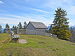Die kleine Bezoldhütte am Gipfel