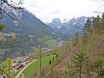 Schöner Tiefblick auf Ramsau, hinten die Reiter Alm