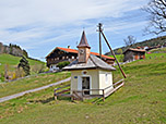 Vor einer Kapelle biegen wir rechts ab