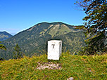 Grenzstein, im Hintergrund der Traithen
