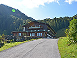 ...wandern wir zum Berggasthof hinauf...